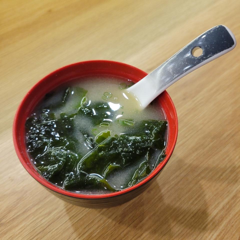 Súp Miso-duoc-ban-tai-Kuroi Sushi
