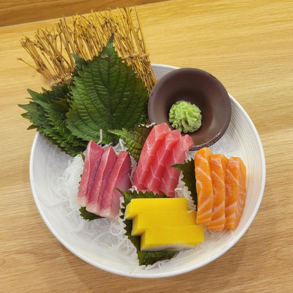 Sashimi tổng hợp 8-duoc-ban-tai-Kuroi Sushi