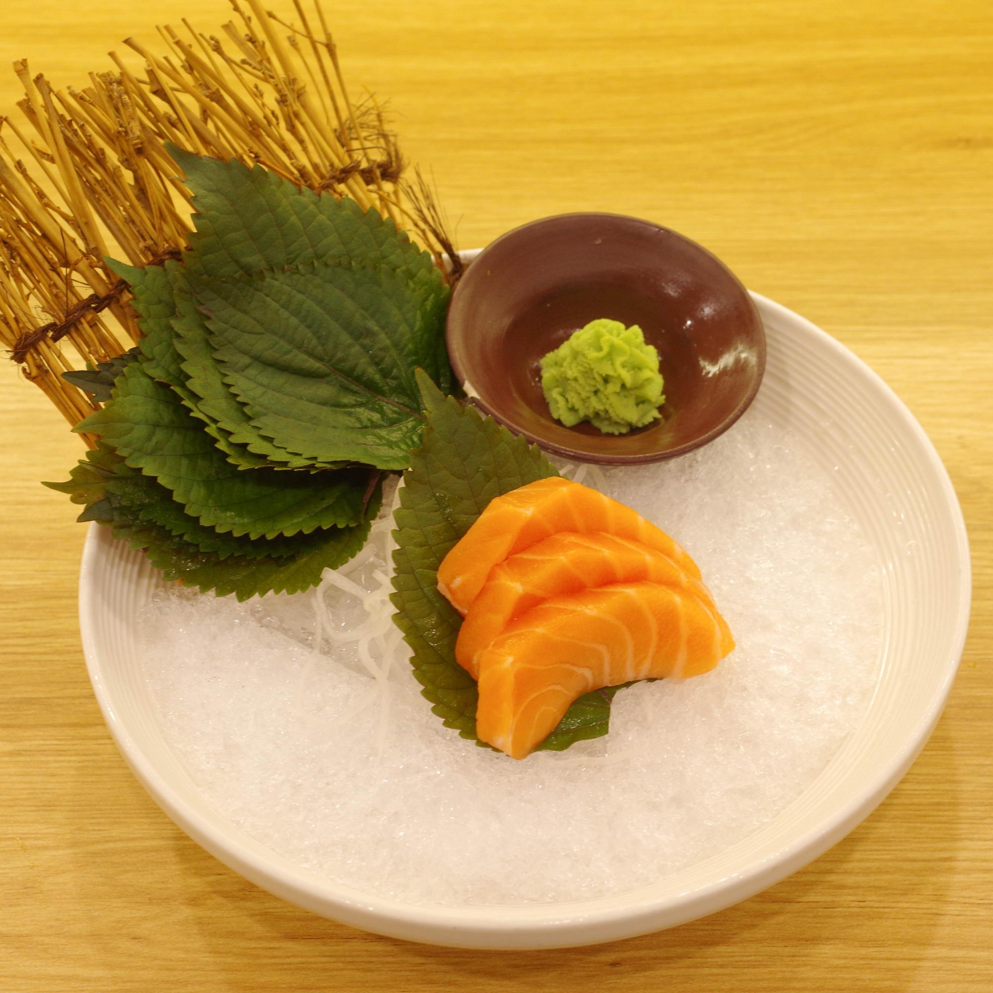 Sashimi cá hồi-duoc-ban-tai-Kuroi Sushi
