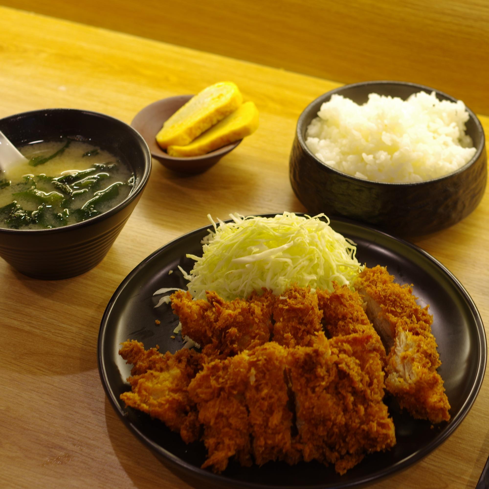 Cơm thịt lợn chiên xù & súp miso-duoc-ban-tai-Kuroi Sushi