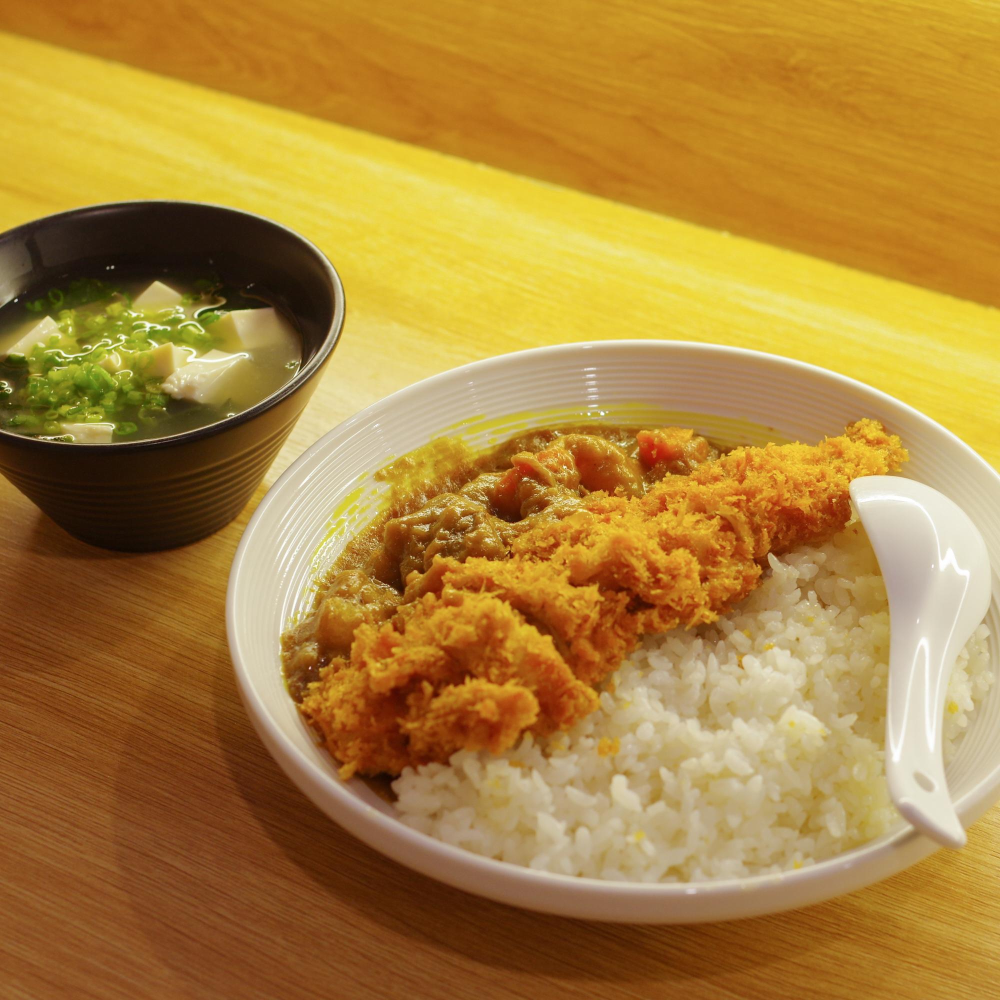 Cơm cà ri lợn chiên xù & súp miso-duoc-ban-tai-Kuroi Sushi