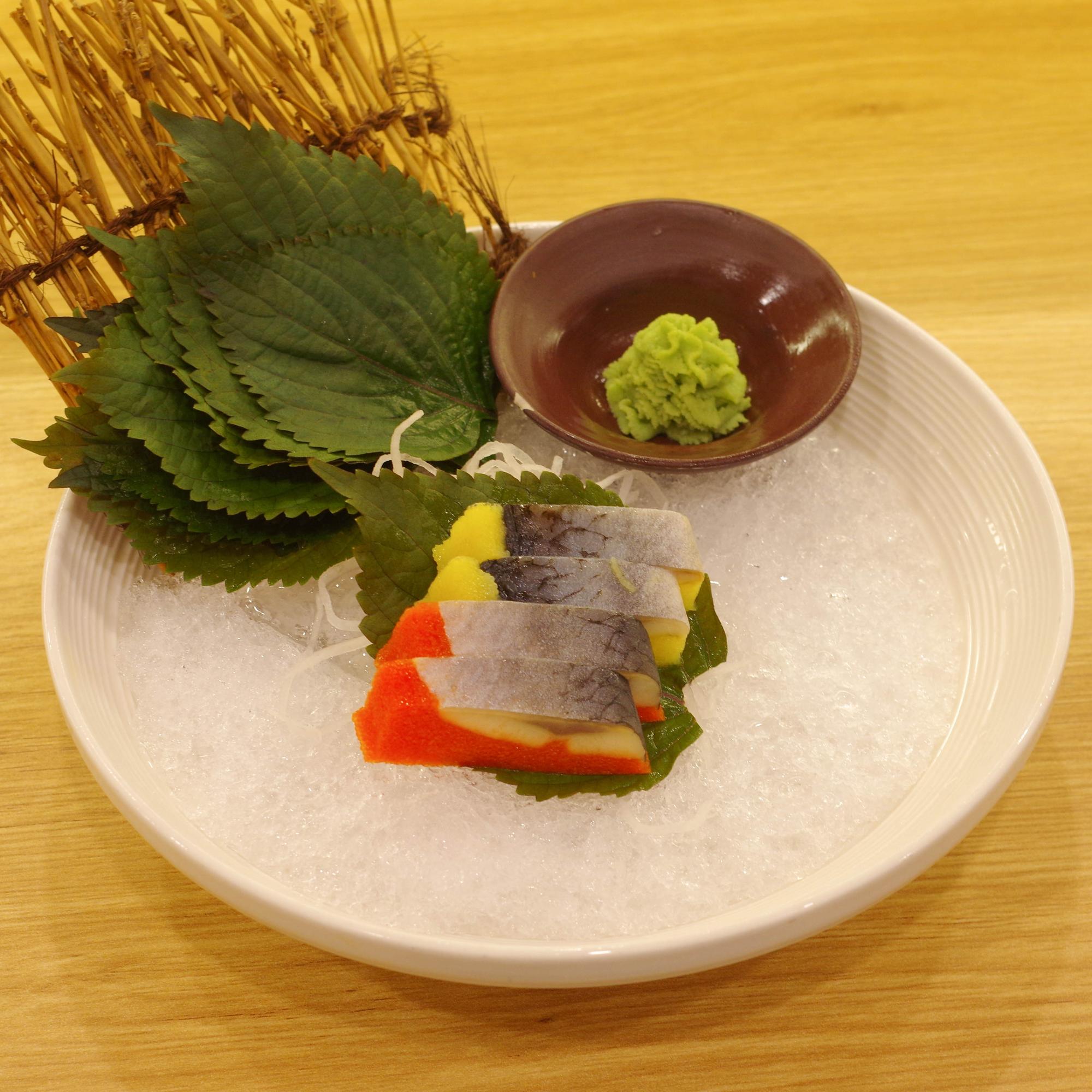 Sashimi cá trích-duoc-ban-tai-Kuroi Sushi