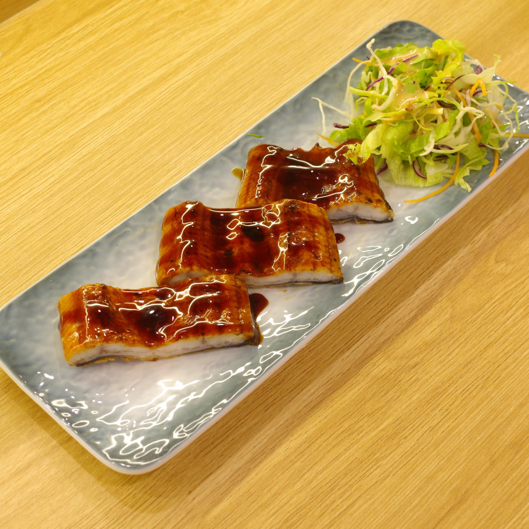 Lươn nướng-duoc-ban-tai-Kuroi Sushi