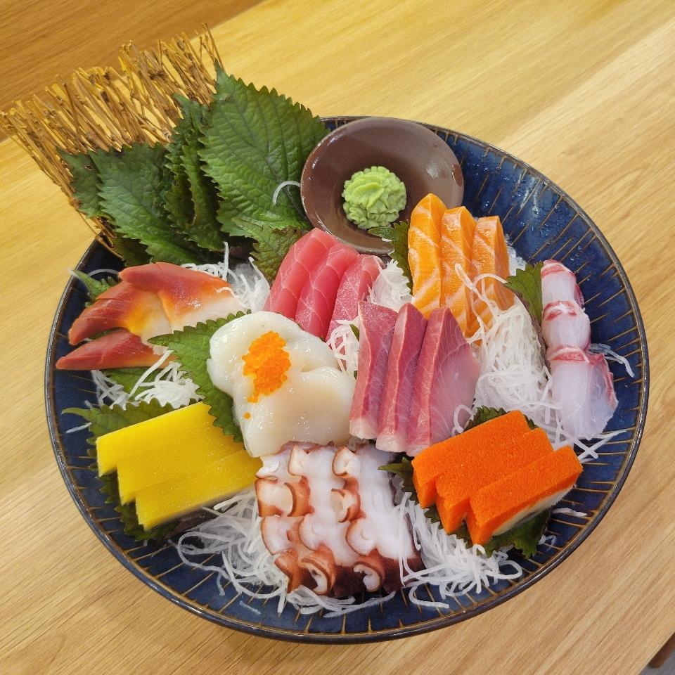 Sashimi tổng hợp 6-duoc-ban-tai-Kuroi Sushi