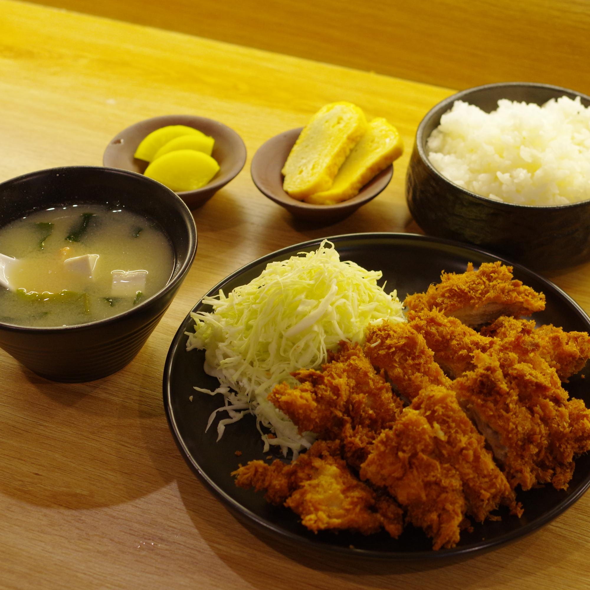 Cơm gà chiên xù & súp miso-duoc-ban-tai-Kuroi Sushi
