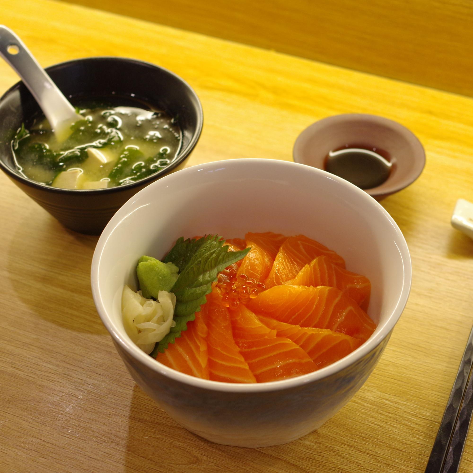 Cơm cá hồi & súp miso-duoc-ban-tai-Kuroi Sushi