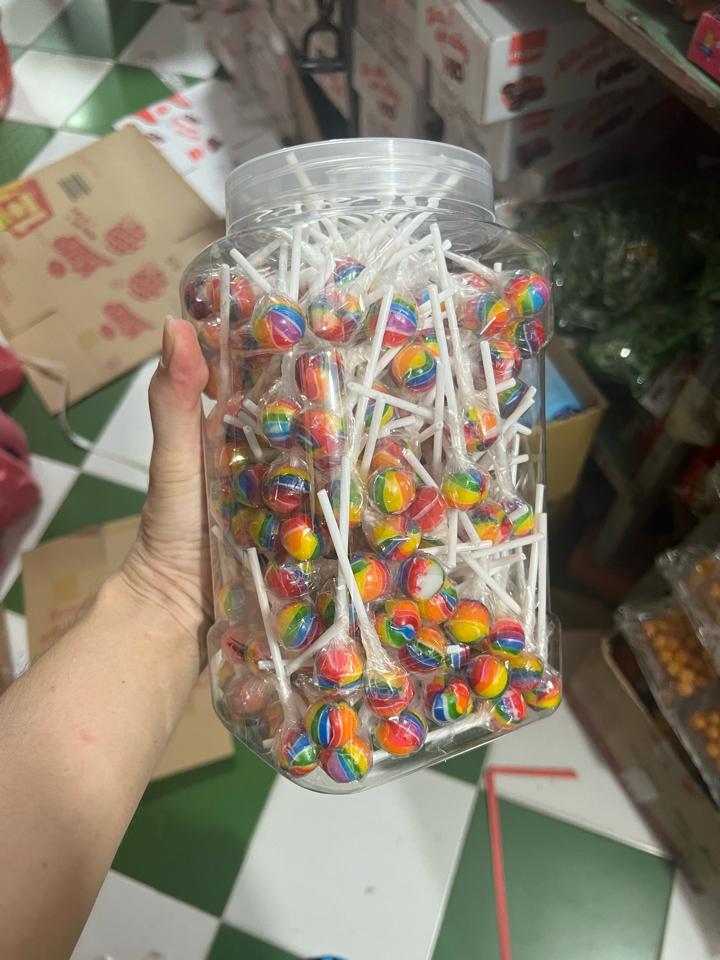 Kẹo que nhí-duoc-ban-tai-LV