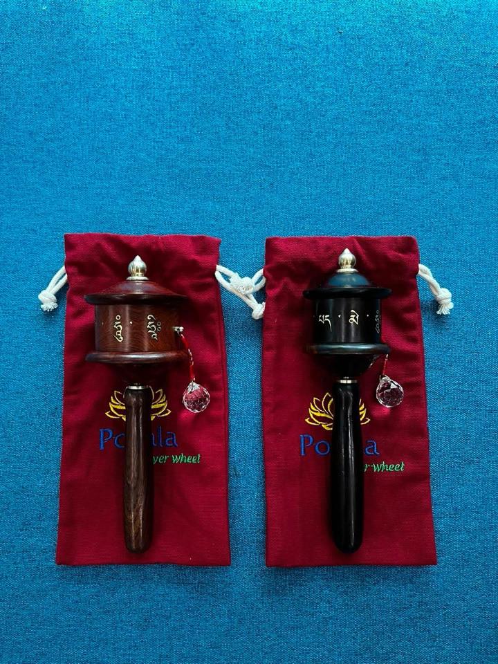 Kinh luân Potala-duoc-ban-tai-Samaya Shop chuyên cung cấp pháp khí, vật phẩm Kim Cang Thừa và Phật giáo nói chung với giá cả hợp lý, chất lượng tốt, tạo điều kiện gieo duyên cho đạo hữu tu tập. Lợi nhuận từ shop được dành để cúng dường và hỗ trợ các hoạt động, sự kiện do trung tâm tổ chức