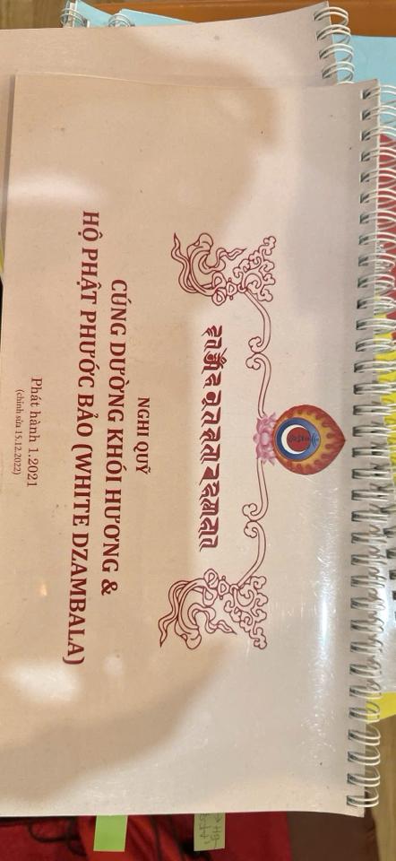 Nghi quỹ cúng khói-duoc-ban-tai-Samaya Shop chuyên cung cấp pháp khí, vật phẩm Kim Cang Thừa và Phật giáo nói chung với giá cả hợp lý, chất lượng tốt, tạo điều kiện gieo duyên cho đạo hữu tu tập. Lợi nhuận từ shop được dành để cúng dường và hỗ trợ các hoạt động, sự kiện do trung tâm tổ chức