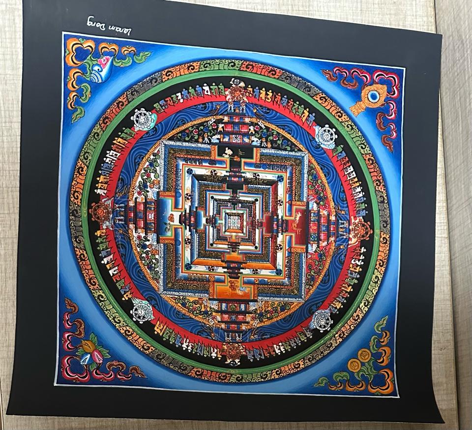 Mandala Kalachakra Vẽ Tay-duoc-ban-tai-Samaya Shop chuyên cung cấp pháp khí, vật phẩm Kim Cang Thừa và Phật giáo nói chung với giá cả hợp lý, chất lượng tốt, tạo điều kiện gieo duyên cho đạo hữu tu tập. Lợi nhuận từ shop được dành để cúng dường và hỗ trợ các hoạt động, sự kiện do trung tâm tổ chức