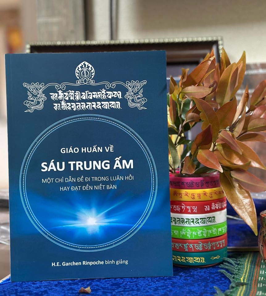 GIÁO HUẤN VỀ SÁU TRUNG ẤM – Garchen Rinpoche-duoc-ban-tai-Samaya Shop chuyên cung cấp pháp khí, vật phẩm Kim Cang Thừa và Phật giáo nói chung với giá cả hợp lý, chất lượng tốt, tạo điều kiện gieo duyên cho đạo hữu tu tập. Lợi nhuận từ shop được dành để cúng dường và hỗ trợ các hoạt động, sự kiện do trung tâm tổ chức
