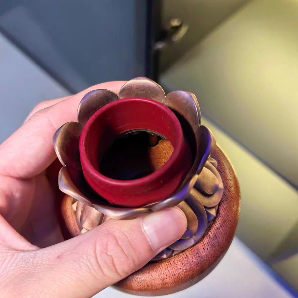 Đế Kinh Luân Tây Tạng – Gỗ Tự Nhiên, Hoa Sen Cát Tường-duoc-ban-tai-Samaya Shop chuyên cung cấp pháp khí, vật phẩm Kim Cang Thừa và Phật giáo nói chung với giá cả hợp lý, chất lượng tốt, tạo điều kiện gieo duyên cho đạo hữu tu tập. Lợi nhuận từ shop được dành để cúng dường và hỗ trợ các hoạt động, sự kiện do trung tâm tổ chức