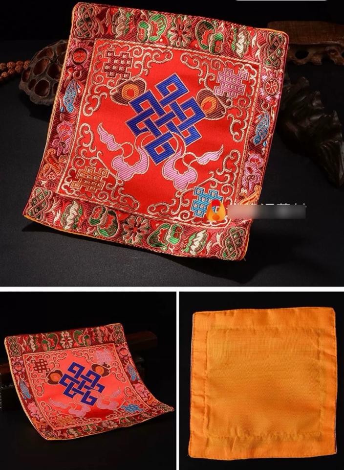 Khăn lót Pháp khí, Kinh sách-duoc-ban-tai-Samaya Shop chuyên cung cấp pháp khí, vật phẩm Kim Cang Thừa và Phật giáo nói chung với giá cả hợp lý, chất lượng tốt, tạo điều kiện gieo duyên cho đạo hữu tu tập. Lợi nhuận từ shop được dành để cúng dường và hỗ trợ các hoạt động, sự kiện do trung tâm tổ chức