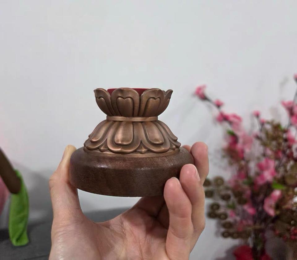 Đế Kinh Luân Tây Tạng – Gỗ Tự Nhiên, Hoa Sen Cát Tường-duoc-ban-tai-Samaya Shop chuyên cung cấp pháp khí, vật phẩm Kim Cang Thừa và Phật giáo nói chung với giá cả hợp lý, chất lượng tốt, tạo điều kiện gieo duyên cho đạo hữu tu tập. Lợi nhuận từ shop được dành để cúng dường và hỗ trợ các hoạt động, sự kiện do trung tâm tổ chức