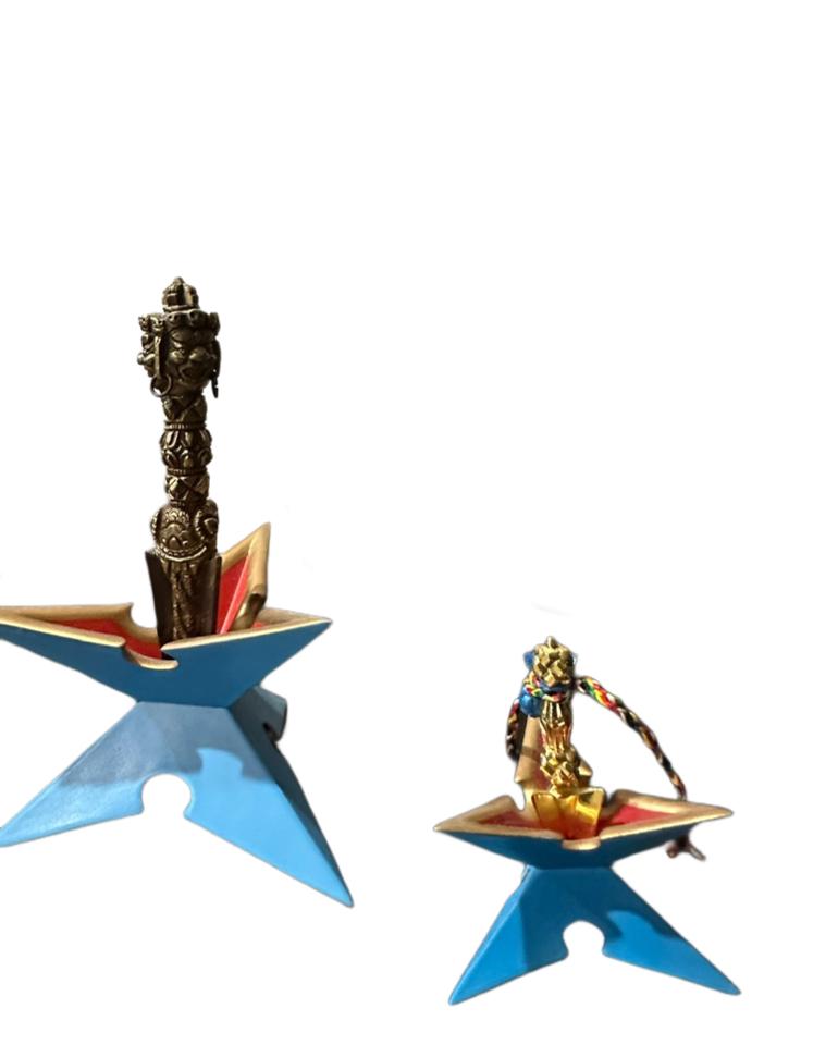 CHÂN ĐẾ DAO PHỔ BA - THIẾT KẾ BỞI GARCHEN RINPOCHE-duoc-ban-tai-Samaya Shop chuyên cung cấp pháp khí, vật phẩm Kim Cang Thừa và Phật giáo nói chung với giá cả hợp lý, chất lượng tốt, tạo điều kiện gieo duyên cho đạo hữu tu tập. Lợi nhuận từ shop được dành để cúng dường và hỗ trợ các hoạt động, sự kiện do trung tâm tổ chức