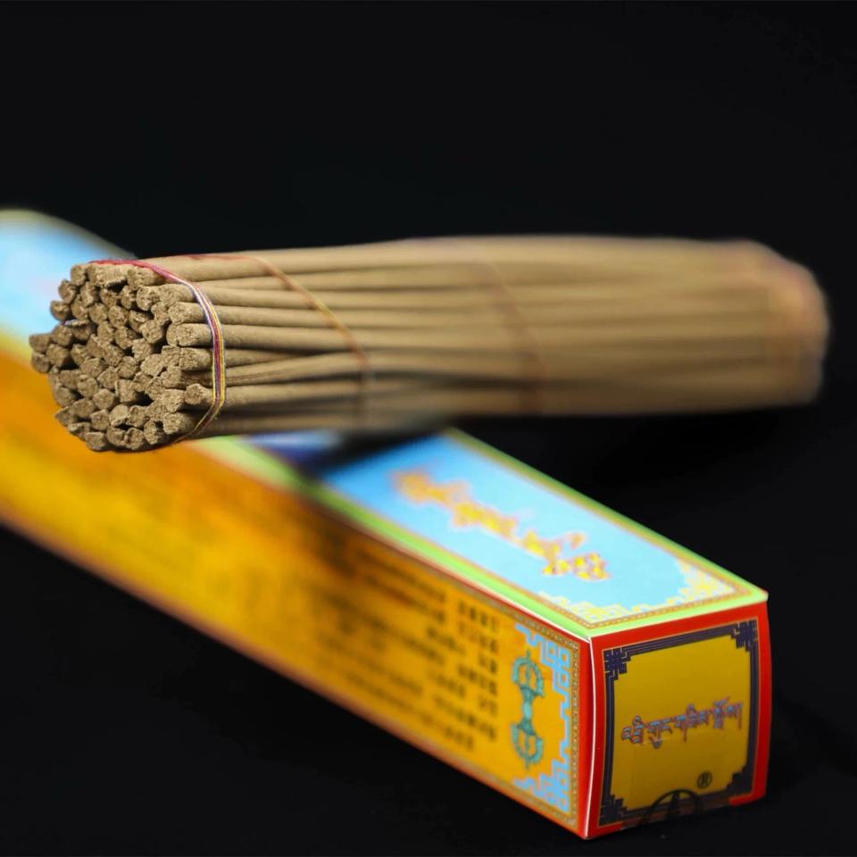 Hương truyền thừa Drikung Kagyu-duoc-ban-tai-Samaya Shop chuyên cung cấp pháp khí, vật phẩm Kim Cang Thừa và Phật giáo nói chung với giá cả hợp lý, chất lượng tốt, tạo điều kiện gieo duyên cho đạo hữu tu tập. Lợi nhuận từ shop được dành để cúng dường và hỗ trợ các hoạt động, sự kiện do trung tâm tổ chức