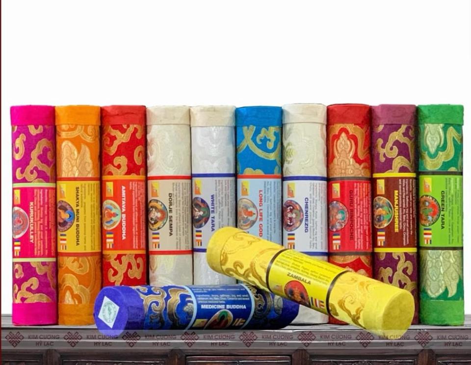 Nhang Que Bhutan 10 Vị Bổn Tôn Mật Tông Chất Liệu Tự Nhiên Không Tăm-duoc-ban-tai-Samaya Shop chuyên cung cấp pháp khí, vật phẩm Kim Cang Thừa và Phật giáo nói chung với giá cả hợp lý, chất lượng tốt, tạo điều kiện gieo duyên cho đạo hữu tu tập. Lợi nhuận từ shop được dành để cúng dường và hỗ trợ các hoạt động, sự kiện do trung tâm tổ chức
