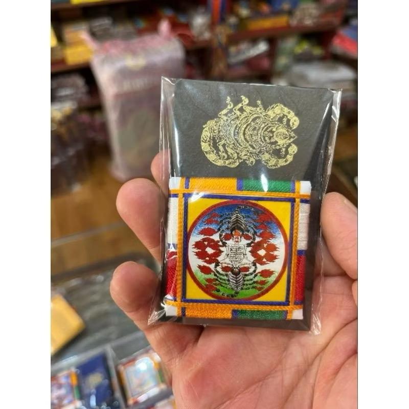 Linh phù Bò cạp-duoc-ban-tai-Samaya Shop chuyên cung cấp pháp khí, vật phẩm Kim Cang Thừa và Phật giáo nói chung với giá cả hợp lý, chất lượng tốt, tạo điều kiện gieo duyên cho đạo hữu tu tập. Lợi nhuận từ shop được dành để cúng dường và hỗ trợ các hoạt động, sự kiện do trung tâm tổ chức