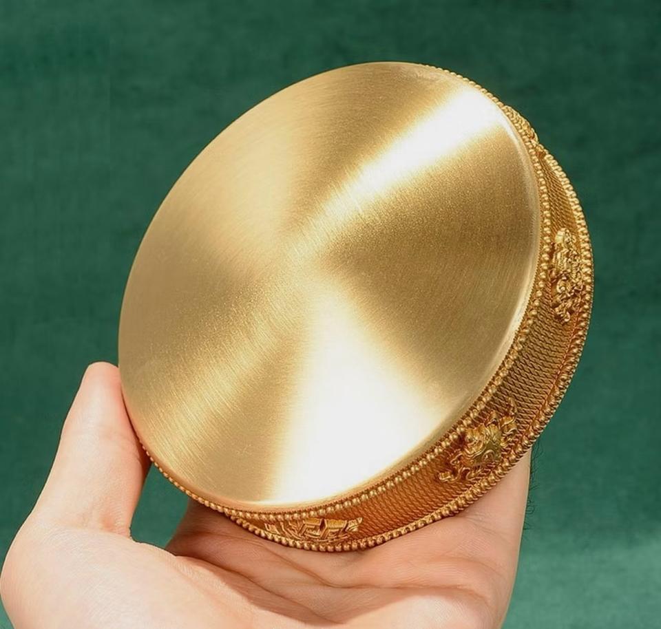 Khay Thực Hành Mandala Bằng Đồng-duoc-ban-tai-Samaya Shop chuyên cung cấp pháp khí, vật phẩm Kim Cang Thừa và Phật giáo nói chung với giá cả hợp lý, chất lượng tốt, tạo điều kiện gieo duyên cho đạo hữu tu tập. Lợi nhuận từ shop được dành để cúng dường và hỗ trợ các hoạt động, sự kiện do trung tâm tổ chức