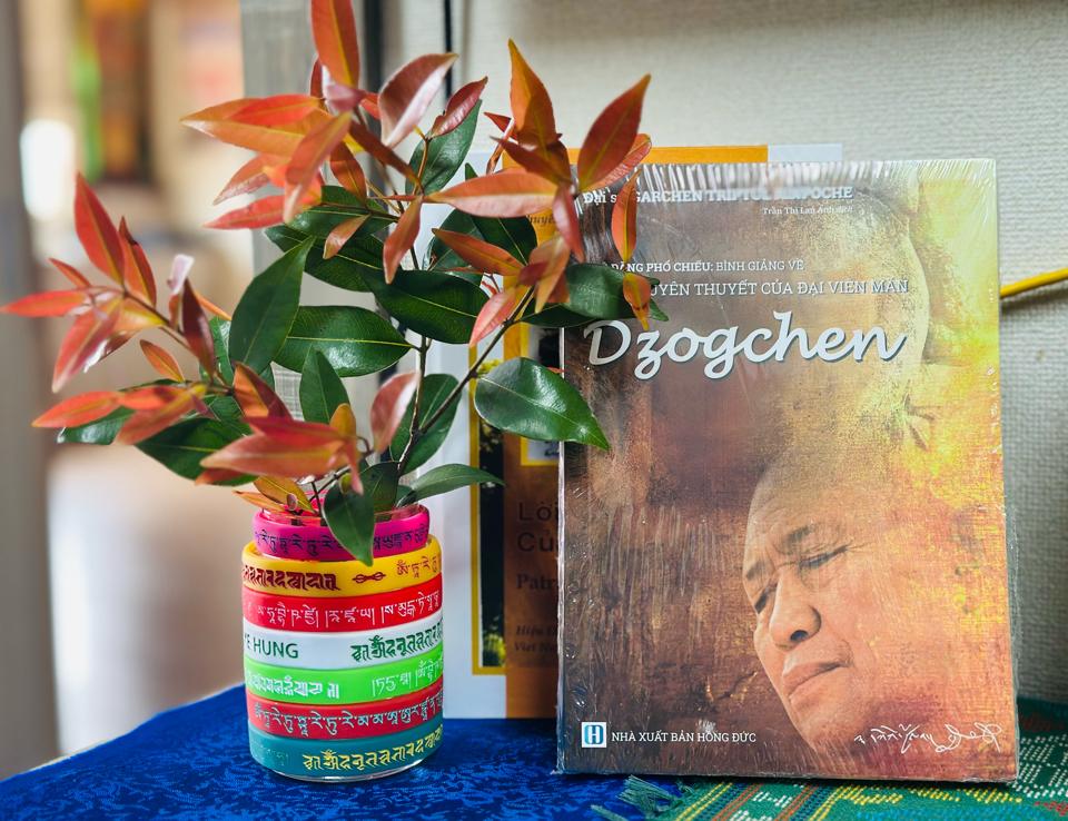 Tuệ Đăng Phổ Chiếu – Bình Giảng về Ba Lời Tuyên Thuyết của Đại Viên Mãn Dzogchen-duoc-ban-tai-Samaya Shop chuyên cung cấp pháp khí, vật phẩm Kim Cang Thừa và Phật giáo nói chung với giá cả hợp lý, chất lượng tốt, tạo điều kiện gieo duyên cho đạo hữu tu tập. Lợi nhuận từ shop được dành để cúng dường và hỗ trợ các hoạt động, sự kiện do trung tâm tổ chức