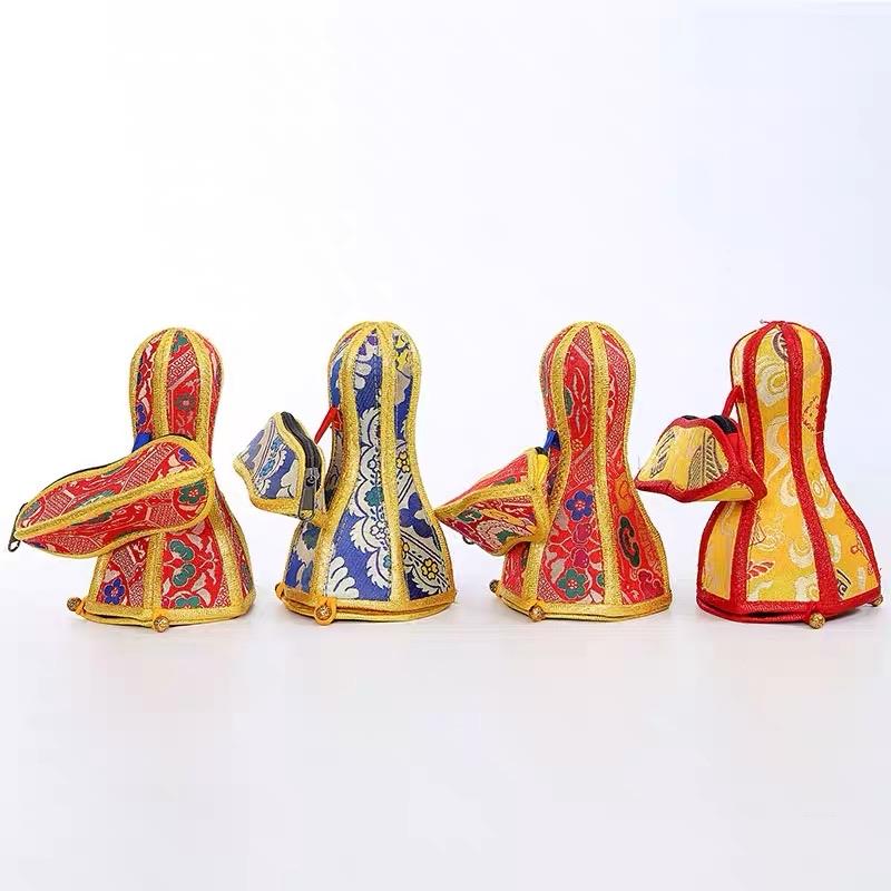 Túi vải thêu Nepal có khóa kéo để đựng chuông và chày Kim Cang.-duoc-ban-tai-Samaya Shop chuyên cung cấp pháp khí, vật phẩm Kim Cang Thừa và Phật giáo nói chung với giá cả hợp lý, chất lượng tốt, tạo điều kiện gieo duyên cho đạo hữu tu tập. Lợi nhuận từ shop được dành để cúng dường và hỗ trợ các hoạt động, sự kiện do trung tâm tổ chức