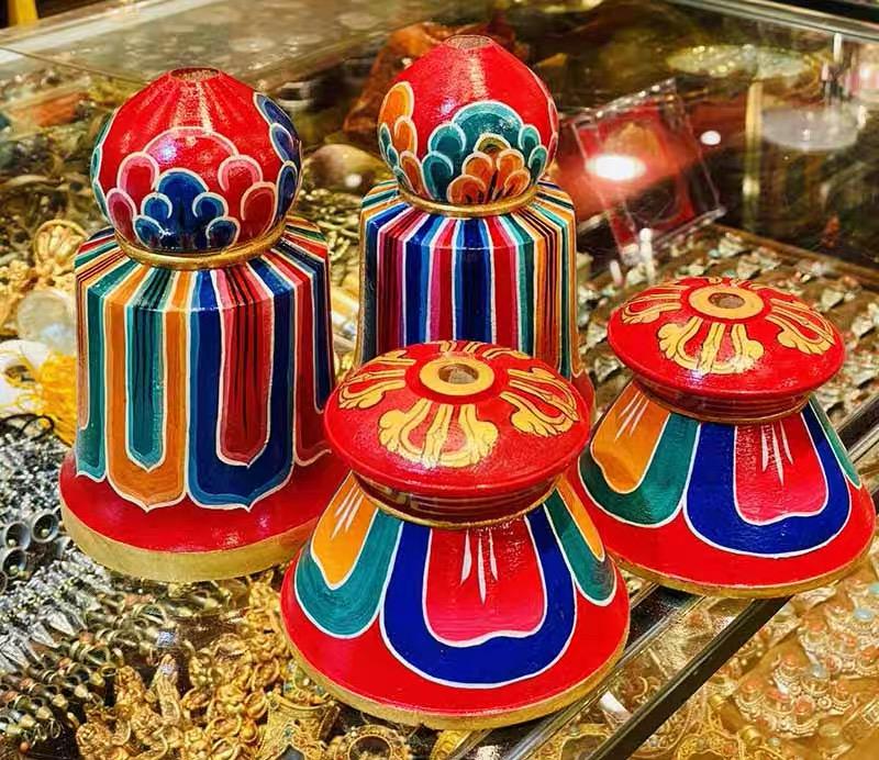 Đế sen gỗ Nepal Bhutan, đế cắm mũi tên/cờ chiêu tài-duoc-ban-tai-Samaya Shop chuyên cung cấp pháp khí, vật phẩm Kim Cang Thừa và Phật giáo nói chung với giá cả hợp lý, chất lượng tốt, tạo điều kiện gieo duyên cho đạo hữu tu tập. Lợi nhuận từ shop được dành để cúng dường và hỗ trợ các hoạt động, sự kiện do trung tâm tổ chức