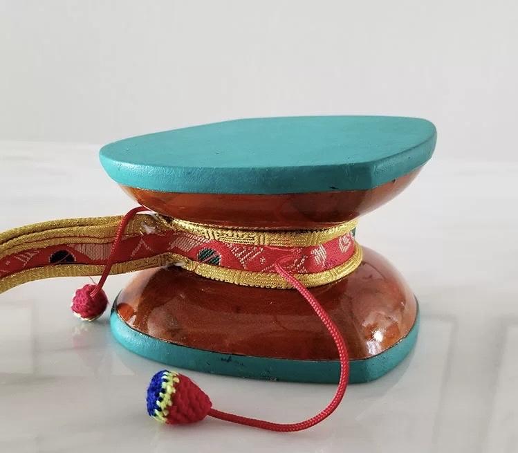 Trống thủ công cao cấp làm từ gỗ(Sangdang) và da cừu của Nepal-duoc-ban-tai-Samaya Shop chuyên cung cấp pháp khí, vật phẩm Kim Cang Thừa và Phật giáo nói chung với giá cả hợp lý, chất lượng tốt, tạo điều kiện gieo duyên cho đạo hữu tu tập. Lợi nhuận từ shop được dành để cúng dường và hỗ trợ các hoạt động, sự kiện do trung tâm tổ chức