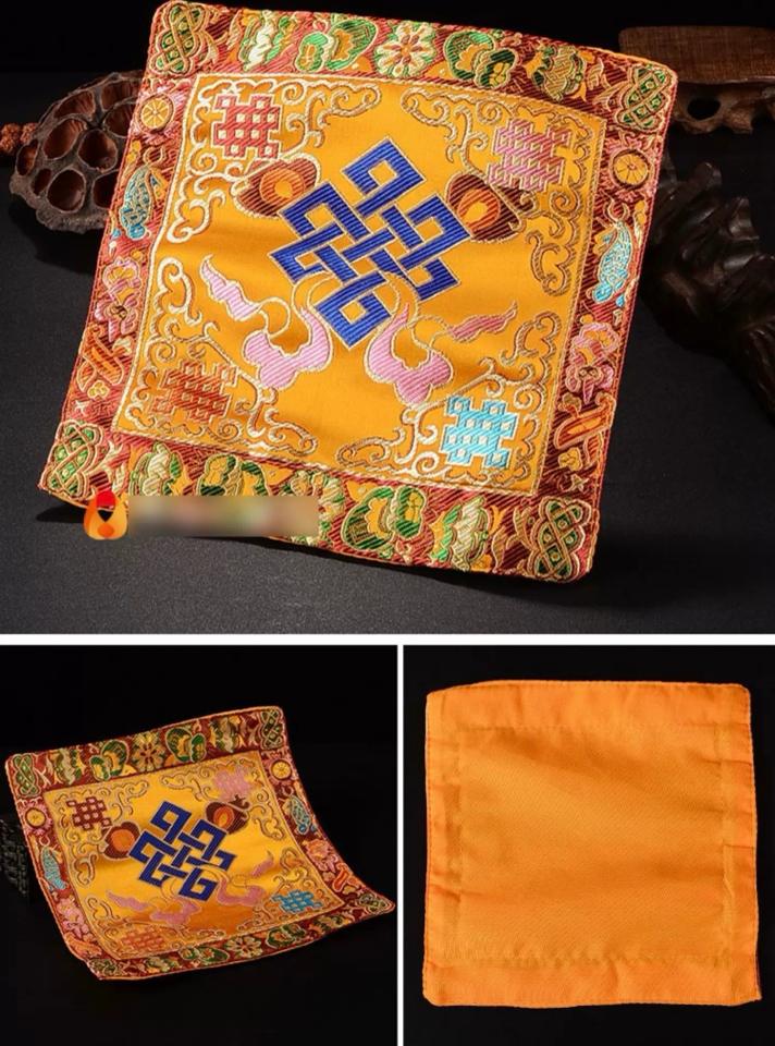 Khăn lót Pháp khí, Kinh sách-duoc-ban-tai-Samaya Shop chuyên cung cấp pháp khí, vật phẩm Kim Cang Thừa và Phật giáo nói chung với giá cả hợp lý, chất lượng tốt, tạo điều kiện gieo duyên cho đạo hữu tu tập. Lợi nhuận từ shop được dành để cúng dường và hỗ trợ các hoạt động, sự kiện do trung tâm tổ chức