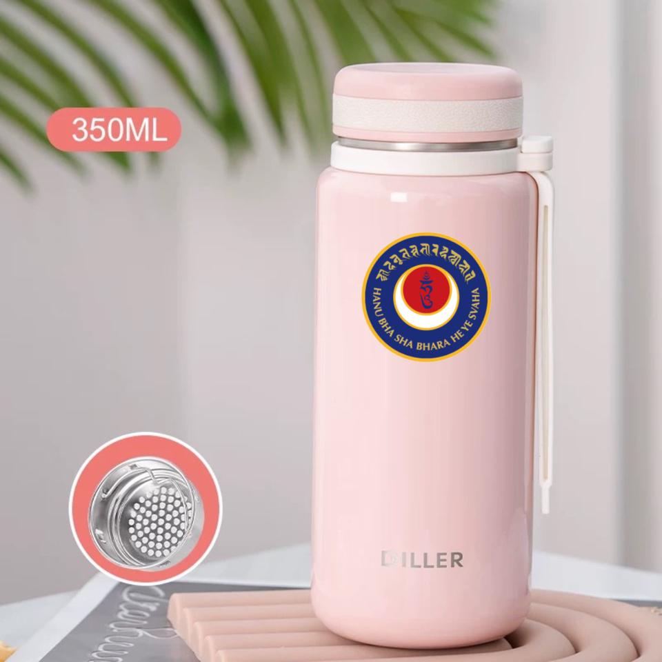 Bình giữ nhiệt in minh chú “ Giải thoát qua sự nhìn”-duoc-ban-tai-Samaya Shop chuyên cung cấp pháp khí, vật phẩm Kim Cang Thừa và Phật giáo nói chung với giá cả hợp lý, chất lượng tốt, tạo điều kiện gieo duyên cho đạo hữu tu tập. Lợi nhuận từ shop được dành để cúng dường và hỗ trợ các hoạt động, sự kiện do trung tâm tổ chức