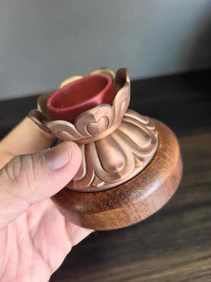 Đế Kinh Luân Tây Tạng – Gỗ Tự Nhiên, Hoa Sen Cát Tường-duoc-ban-tai-Samaya Shop chuyên cung cấp pháp khí, vật phẩm Kim Cang Thừa và Phật giáo nói chung với giá cả hợp lý, chất lượng tốt, tạo điều kiện gieo duyên cho đạo hữu tu tập. Lợi nhuận từ shop được dành để cúng dường và hỗ trợ các hoạt động, sự kiện do trung tâm tổ chức