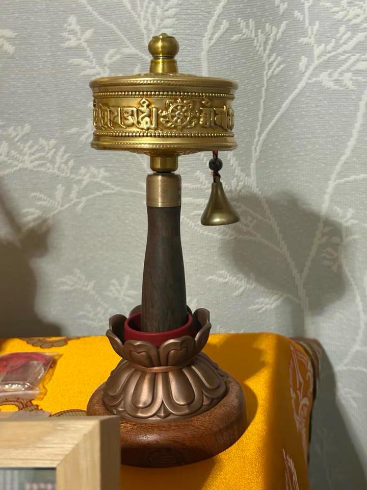 Đế Kinh Luân Tây Tạng – Gỗ Tự Nhiên, Hoa Sen Cát Tường-duoc-ban-tai-Samaya Shop chuyên cung cấp pháp khí, vật phẩm Kim Cang Thừa và Phật giáo nói chung với giá cả hợp lý, chất lượng tốt, tạo điều kiện gieo duyên cho đạo hữu tu tập. Lợi nhuận từ shop được dành để cúng dường và hỗ trợ các hoạt động, sự kiện do trung tâm tổ chức