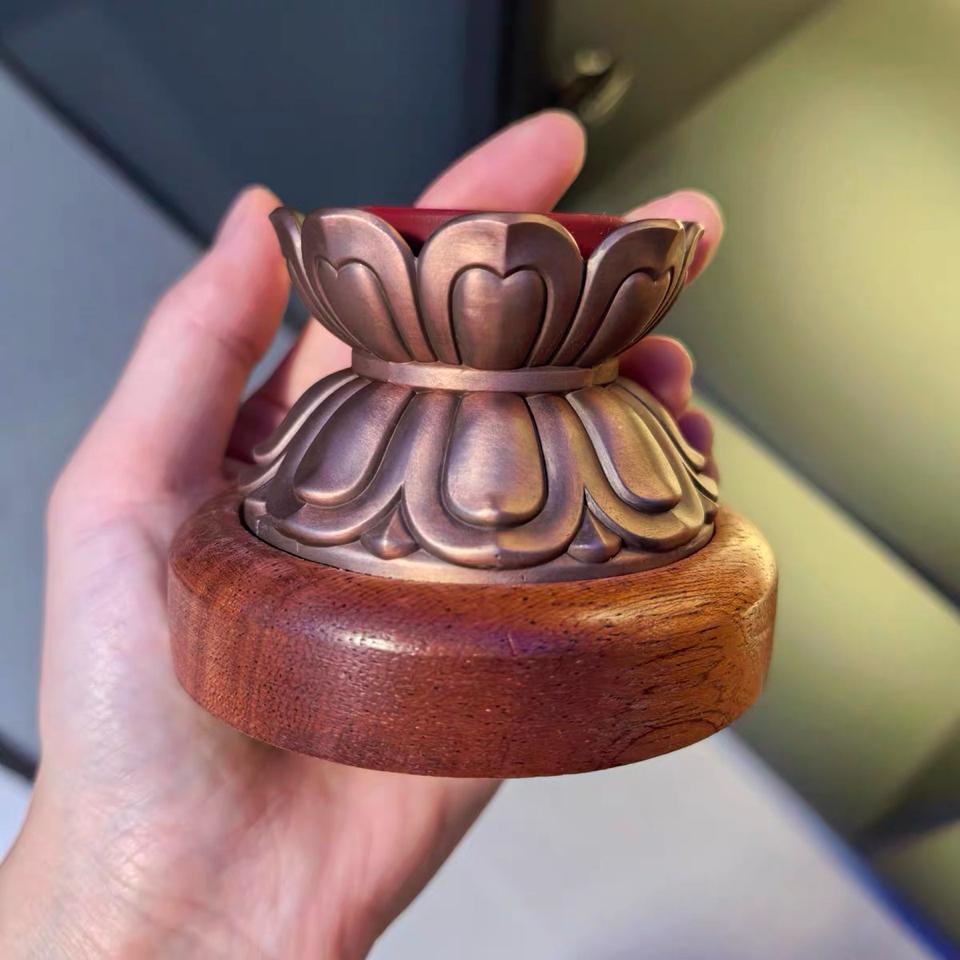 Đế Kinh Luân Tây Tạng – Gỗ Tự Nhiên, Hoa Sen Cát Tường-duoc-ban-tai-Samaya Shop chuyên cung cấp pháp khí, vật phẩm Kim Cang Thừa và Phật giáo nói chung với giá cả hợp lý, chất lượng tốt, tạo điều kiện gieo duyên cho đạo hữu tu tập. Lợi nhuận từ shop được dành để cúng dường và hỗ trợ các hoạt động, sự kiện do trung tâm tổ chức