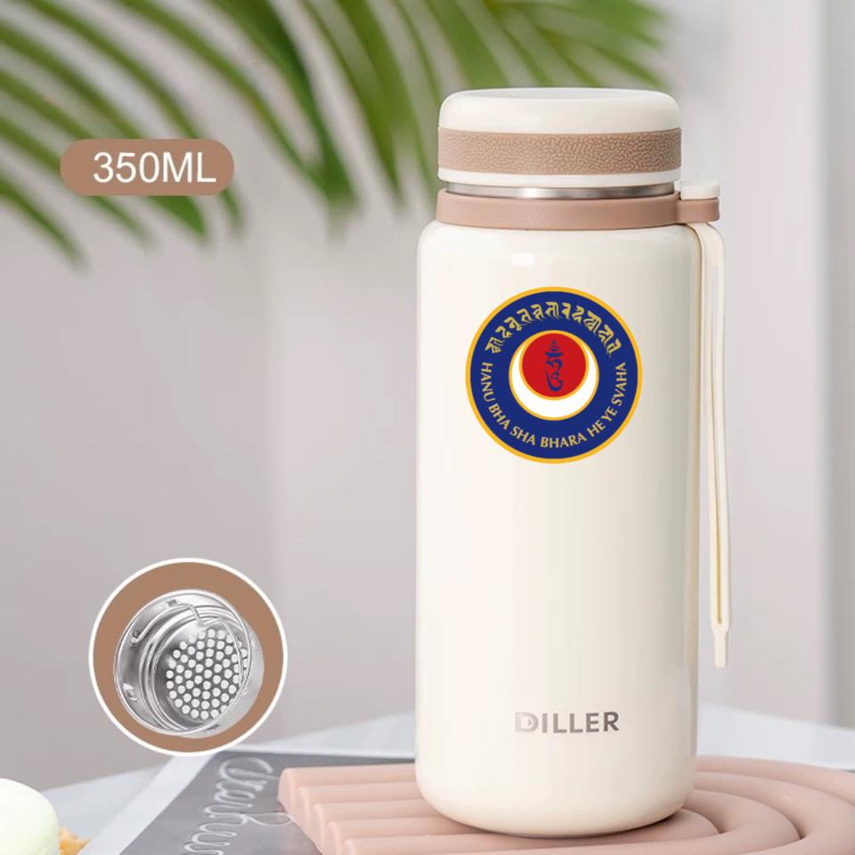 Bình giữ nhiệt in minh chú “ Giải thoát qua sự nhìn”-duoc-ban-tai-Samaya Shop chuyên cung cấp pháp khí, vật phẩm Kim Cang Thừa và Phật giáo nói chung với giá cả hợp lý, chất lượng tốt, tạo điều kiện gieo duyên cho đạo hữu tu tập. Lợi nhuận từ shop được dành để cúng dường và hỗ trợ các hoạt động, sự kiện do trung tâm tổ chức