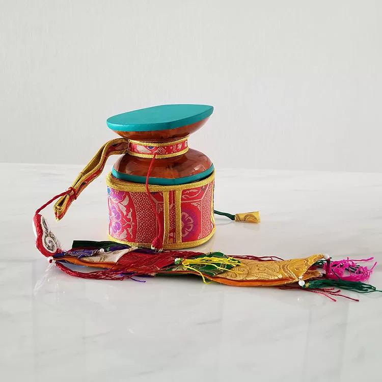Trống thủ công cao cấp làm từ gỗ(Sangdang) và da cừu của Nepal-duoc-ban-tai-Samaya Shop chuyên cung cấp pháp khí, vật phẩm Kim Cang Thừa và Phật giáo nói chung với giá cả hợp lý, chất lượng tốt, tạo điều kiện gieo duyên cho đạo hữu tu tập. Lợi nhuận từ shop được dành để cúng dường và hỗ trợ các hoạt động, sự kiện do trung tâm tổ chức