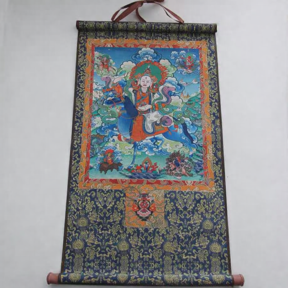 Thangka Achi-duoc-ban-tai-Samaya Shop chuyên cung cấp pháp khí, vật phẩm Kim Cang Thừa và Phật giáo nói chung với giá cả hợp lý, chất lượng tốt, tạo điều kiện gieo duyên cho đạo hữu tu tập. Lợi nhuận từ shop được dành để cúng dường và hỗ trợ các hoạt động, sự kiện do trung tâm tổ chức