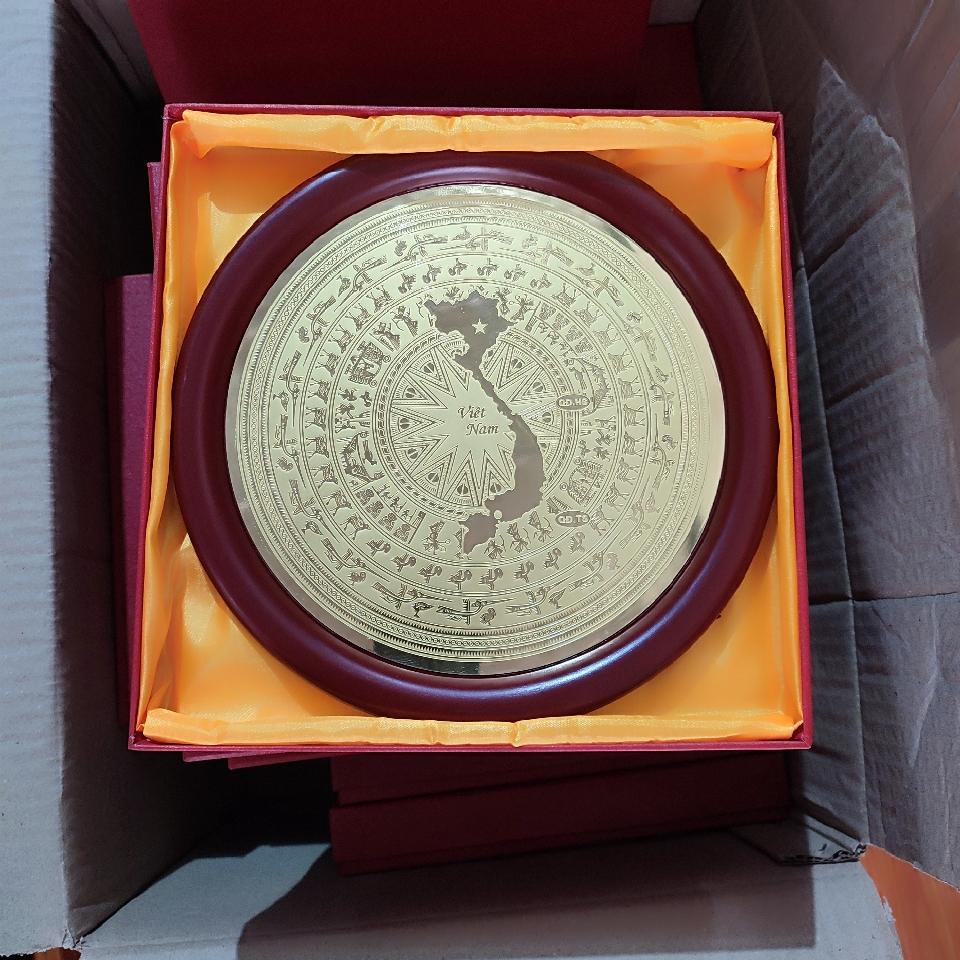 Đĩa quà lưu niệm trống đồng bản đồ cao cấp-duoc-ban-tai-Làng Nghề Gò Đúc Đồng Đại Bái