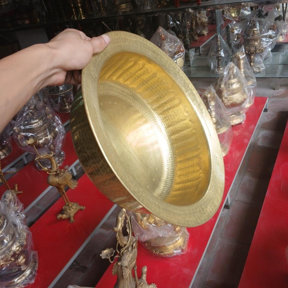 Chậu đồng chạm hoa văn -duoc-ban-tai-Làng Nghề Gò Đúc Đồng Đại Bái