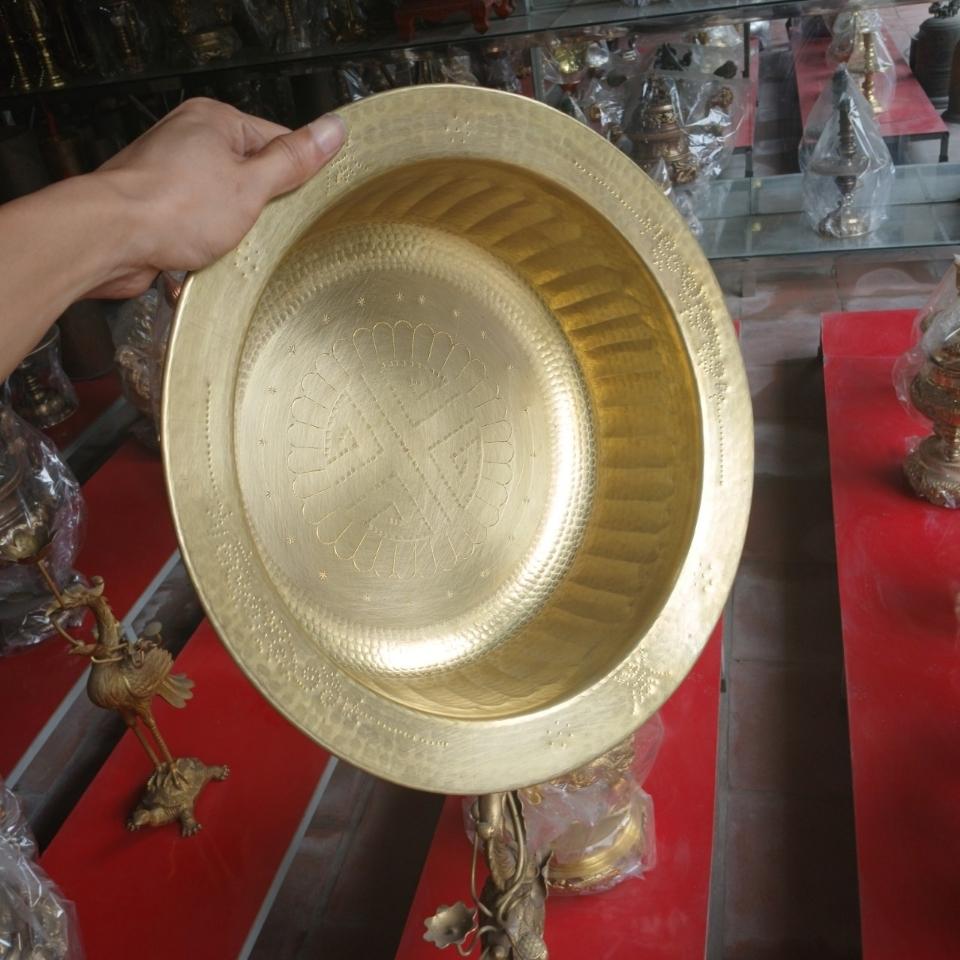 Chậu đồng chạm hoa văn -duoc-ban-tai-Làng Nghề Gò Đúc Đồng Đại Bái