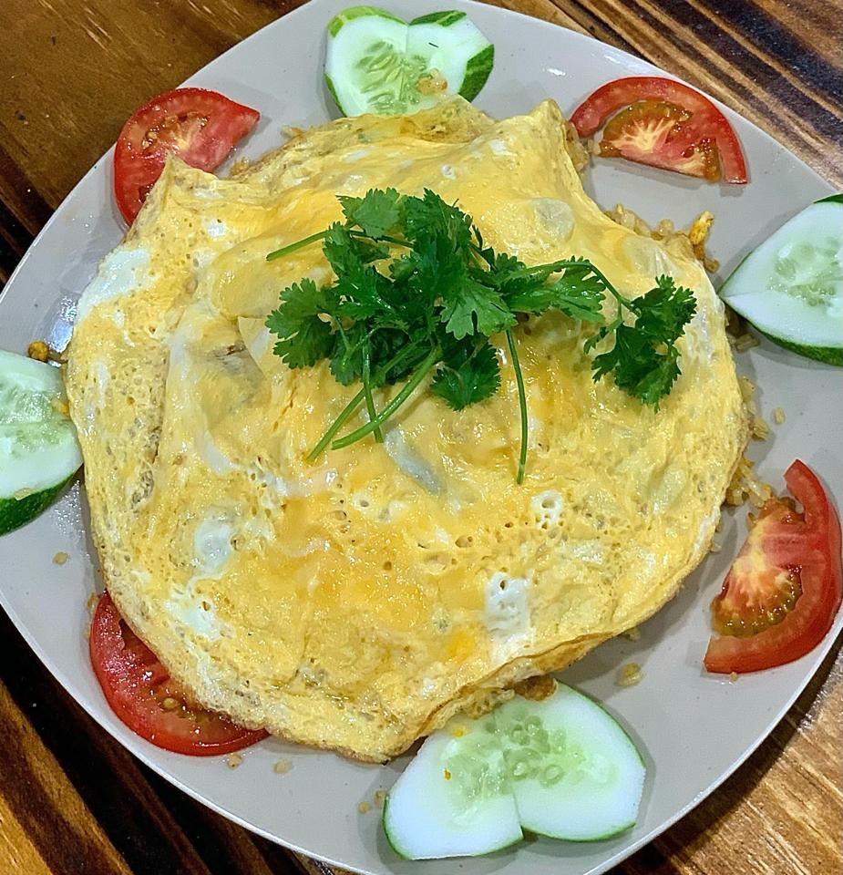 Cơm Chiên Tỏi Trứng-duoc-ban-tai-ANH 3 Food & Beer