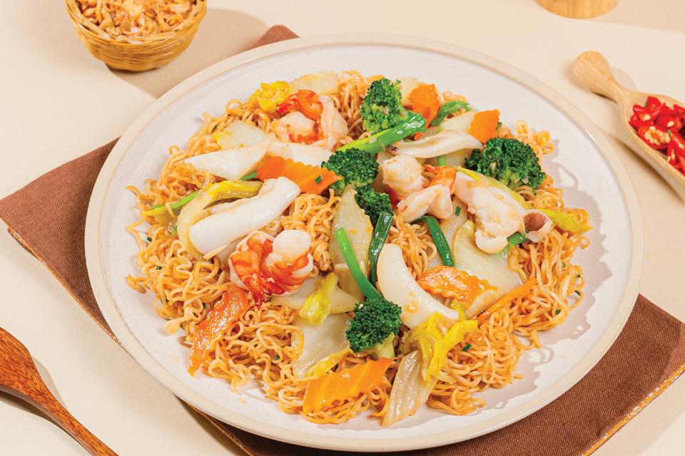 Mì xào hải sản-duoc-ban-tai-ANH 3 Food & Beer