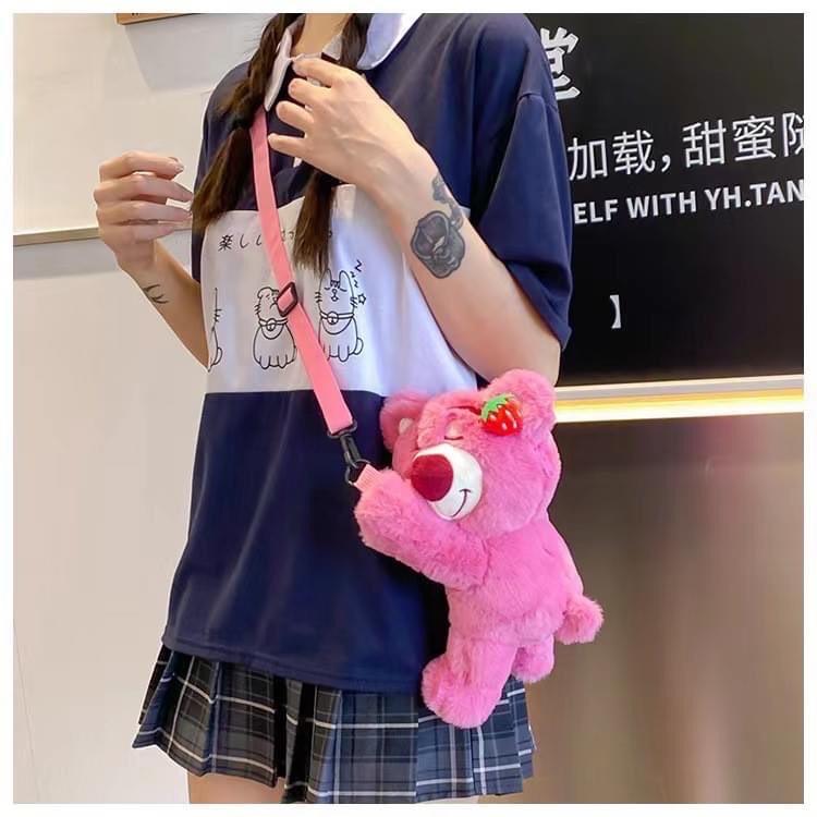TÚI ĐEO CHÉO GẤU DÂU  0312MK27 Túi gấu hồng Losto cho các công chúa đây ạ. Nhỏ nhỏ xinh xinh cute xỉu xỉu luôn nạ KT : 25cm-duoc-ban-tai-Alice Quỳnh
