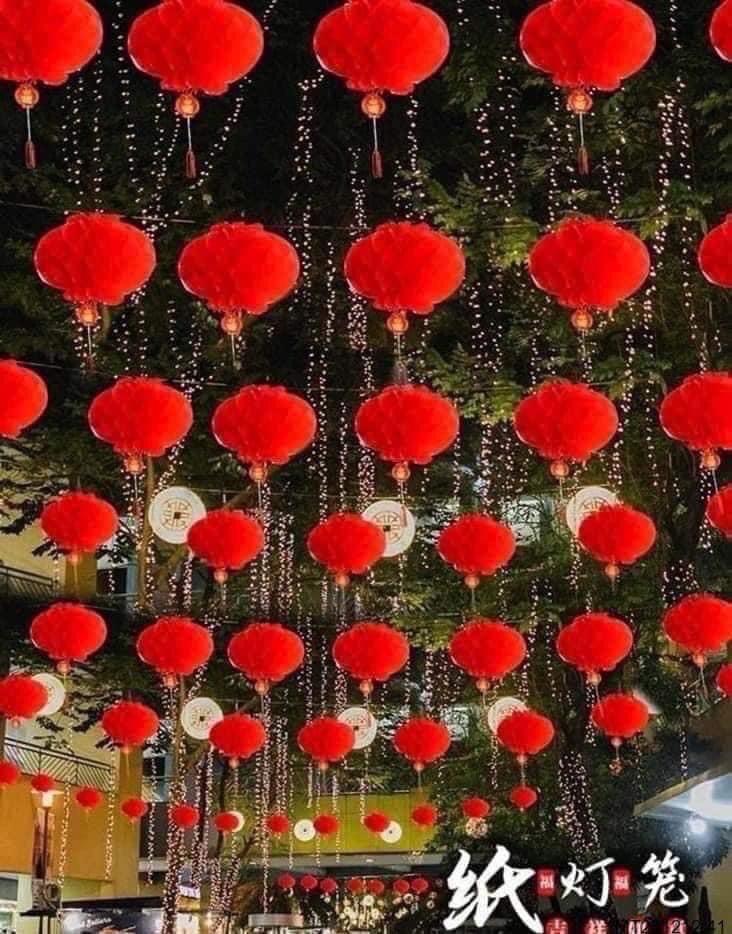 ĐÈN LỒNG ĐỎ 0912MK14/SET 30 quả 🅾️ĐÈN LỒNG ĐỎ Em gom vui thôi ạ. Treo khắp nơi cho có không khí tết Làm vài set về trang trí nhà, cửa hàng hay xóm đúng bài luônkk    Tránh trường hợp như năm ngoái Tết cháy hàng kiếm hoài không ra có ra thì cũng đắtm Lồng đèn đỏ mini size 20cm với ý nghĩa cho Gia đình sung túc ,Lộc tài tăng tiến, Ấm no hạnh phúc ✅1 set 30 quả ✅Màu sắc: Đỏ ✅Đường kính đèn 20cm Chất liệu: Nilon đỏ (giấy gốc dầu, chất liệu nilon)  Tất cả đều được xêp lại và đính sẵn keo 2 mặt thuận tiên cho việc đóng gói và vận chuyển  Cách sử dụng: Mở đèn lồng, xé băng dính và dán hai mặt lại với nhau để tạo thành đèn lồng đỏ ba chiều.-duoc-ban-tai-Alice Quỳnh