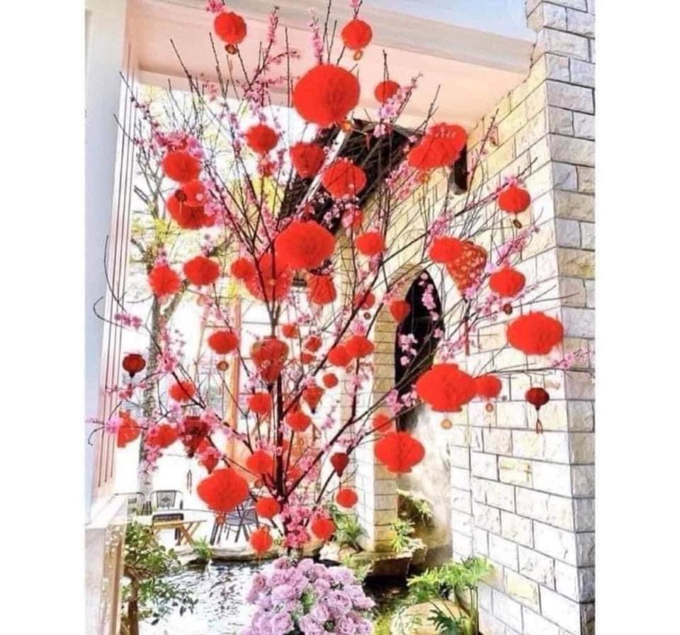 ĐÈN LỒNG ĐỎ 0912MK14/SET 30 quả 🅾️ĐÈN LỒNG ĐỎ Em gom vui thôi ạ. Treo khắp nơi cho có không khí tết Làm vài set về trang trí nhà, cửa hàng hay xóm đúng bài luônkk    Tránh trường hợp như năm ngoái Tết cháy hàng kiếm hoài không ra có ra thì cũng đắtm Lồng đèn đỏ mini size 20cm với ý nghĩa cho Gia đình sung túc ,Lộc tài tăng tiến, Ấm no hạnh phúc ✅1 set 30 quả ✅Màu sắc: Đỏ ✅Đường kính đèn 20cm Chất liệu: Nilon đỏ (giấy gốc dầu, chất liệu nilon)  Tất cả đều được xêp lại và đính sẵn keo 2 mặt thuận tiên cho việc đóng gói và vận chuyển  Cách sử dụng: Mở đèn lồng, xé băng dính và dán hai mặt lại với nhau để tạo thành đèn lồng đỏ ba chiều.-duoc-ban-tai-Alice Quỳnh