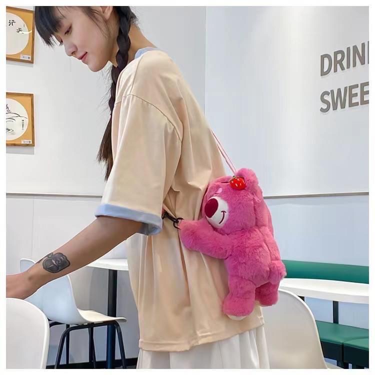 TÚI ĐEO CHÉO GẤU DÂU  0312MK27 Túi gấu hồng Losto cho các công chúa đây ạ. Nhỏ nhỏ xinh xinh cute xỉu xỉu luôn nạ KT : 25cm-duoc-ban-tai-Alice Quỳnh