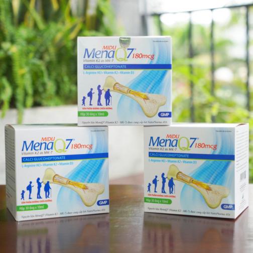 Midu MenaQ7 Midu MenaQ7 180mcg giúp bổ sung bộ ba Calci, Vitamin D3, Vitamin K2 dạng MenaQ7 với nguyên liệu nhập khẩu từ nhà cung cấp lớn nhất và tốt nhất trên thế giới là Natto Pharma - NaUy hỗ trợ tăng cường hấp thụ Calci vào xương một cách tối đa.-duoc-ban-tai-Alice Quỳnh