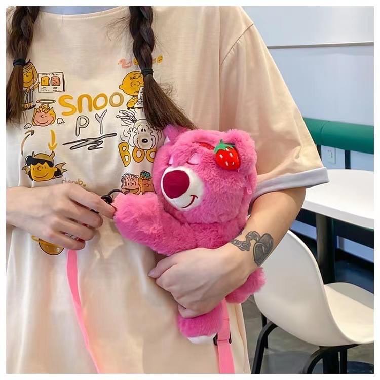 TÚI ĐEO CHÉO GẤU DÂU  0312MK27 Túi gấu hồng Losto cho các công chúa đây ạ. Nhỏ nhỏ xinh xinh cute xỉu xỉu luôn nạ KT : 25cm-duoc-ban-tai-Alice Quỳnh