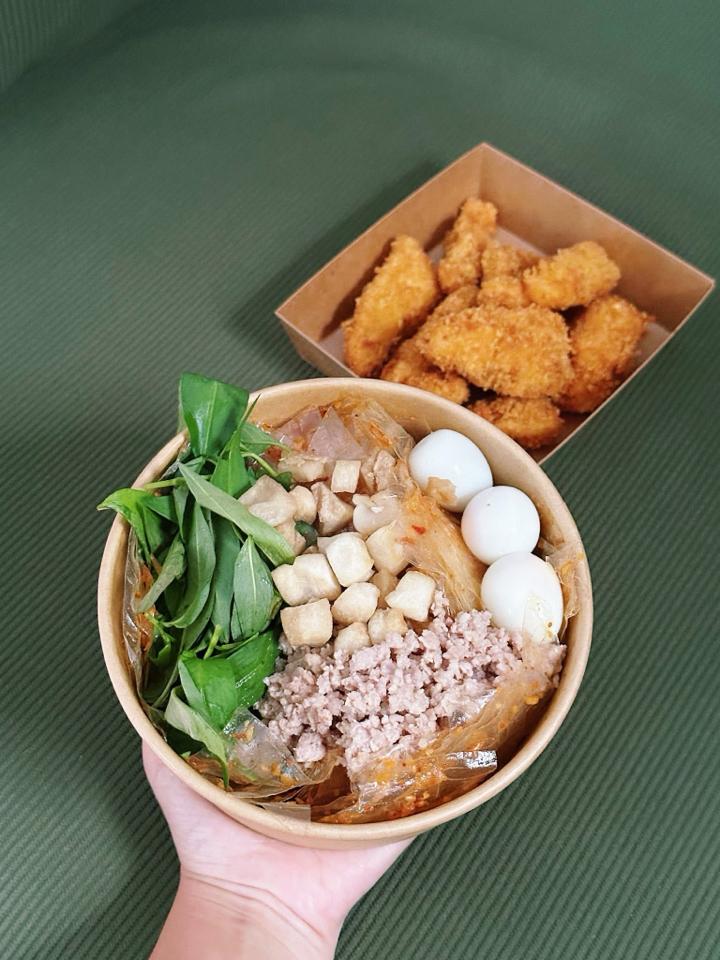 Bánh tráng tỏi thịt tóp trứng -duoc-ban-tai-Chân gà quái thú