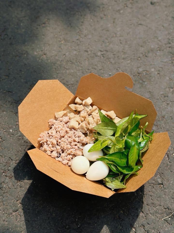 Bánh tráng mỡ hành thịt tóp trứng  -duoc-ban-tai-Chân gà quái thú