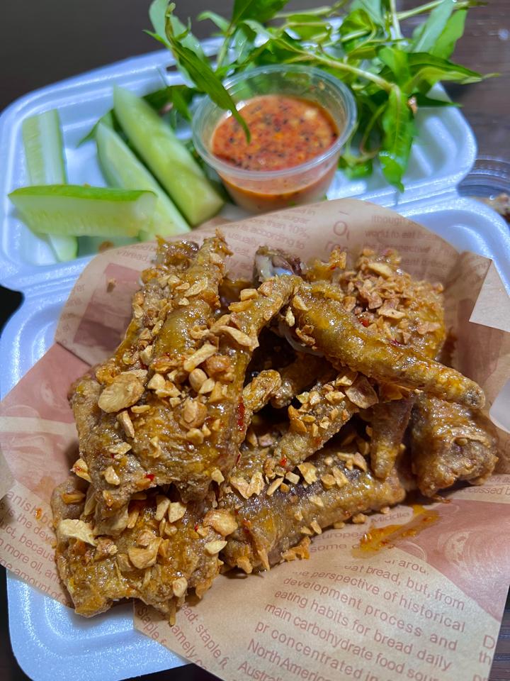 Có xương mắm nhỏ-duoc-ban-tai-Chân gà quái thú