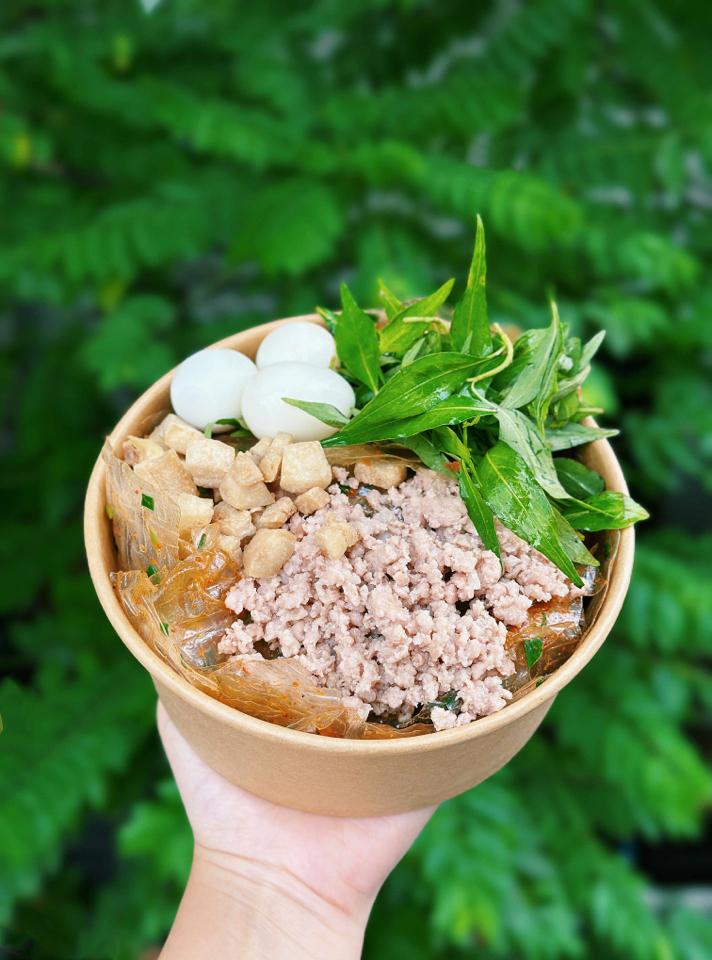 Bánh tráng mỡ hành thịt tóp trứng-duoc-ban-tai-Chân gà quái thú